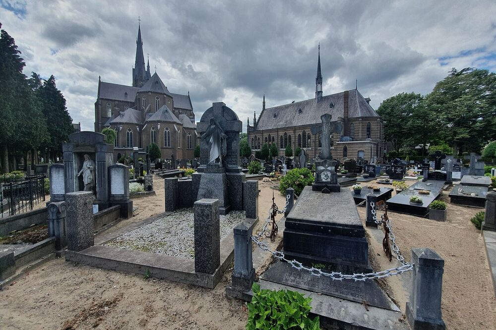 De neogotische Sint-Lambertuskerk van Veghel onder een wolkenlucht