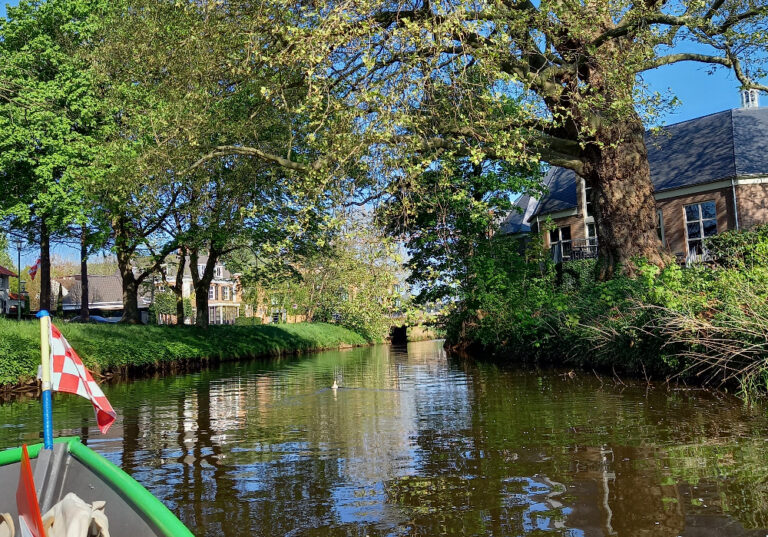Fluisterboot Veghel: Varen op de Aa — markt-eten in Veghel
